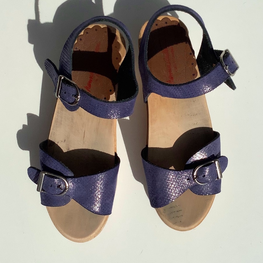 Hanna Andersson girl’s navy clog sandals